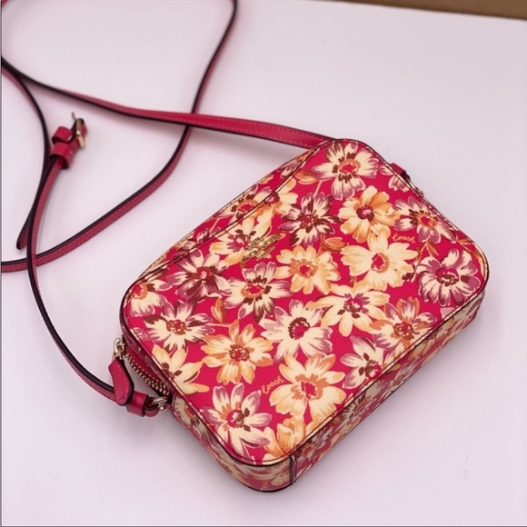Coach Mini Camera Bag Crossbody Bag
Vintage Daisy Pink - Picture 4 of 12